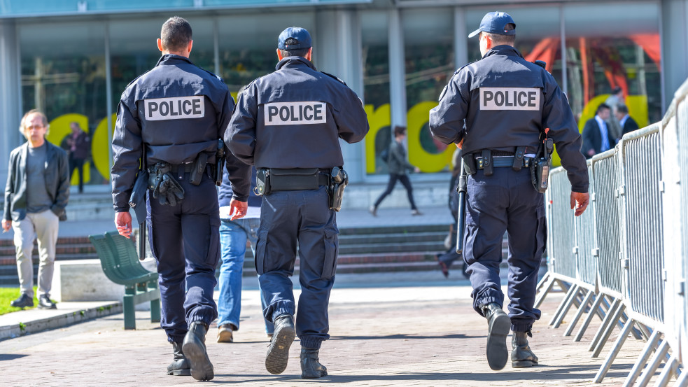 Horogkereszteket festettek a földre Párizsban, a rendőrség 13 főt ért tetten
