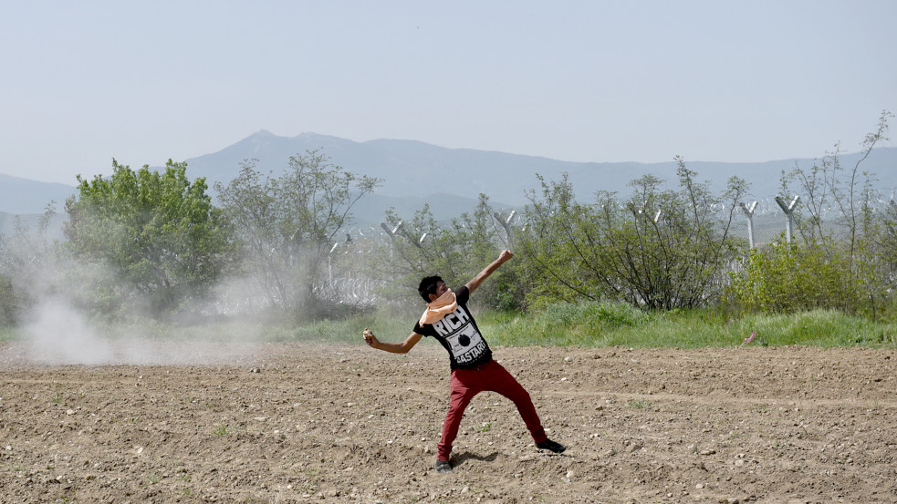 Téglával dobálták meg a rendőröket a migránsok a szerb-magyar határnál