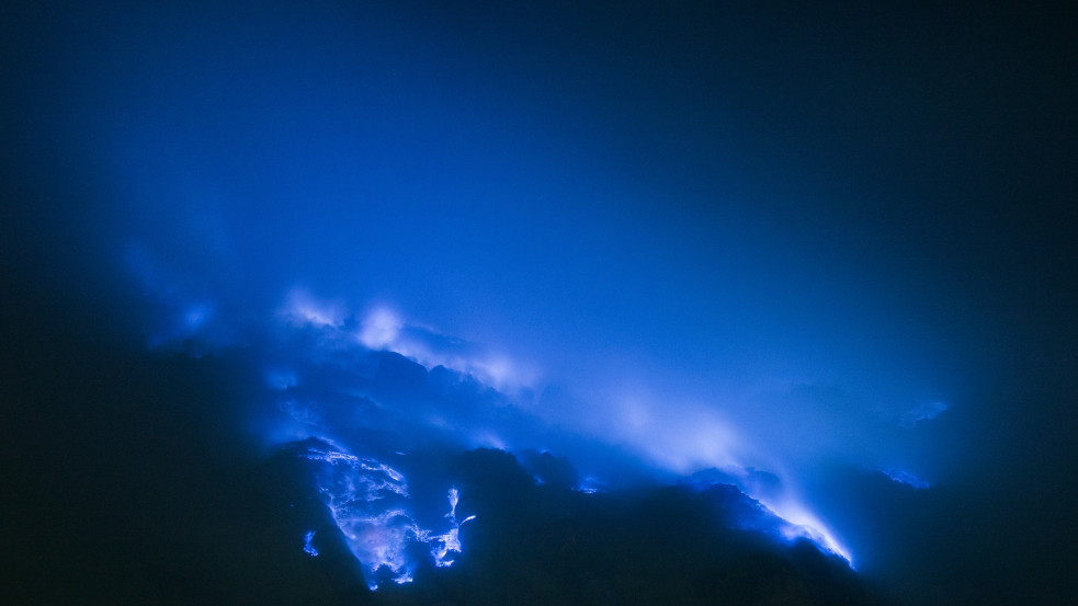 Kéken izzó láva ömlik egy vulkánból Indonéziában