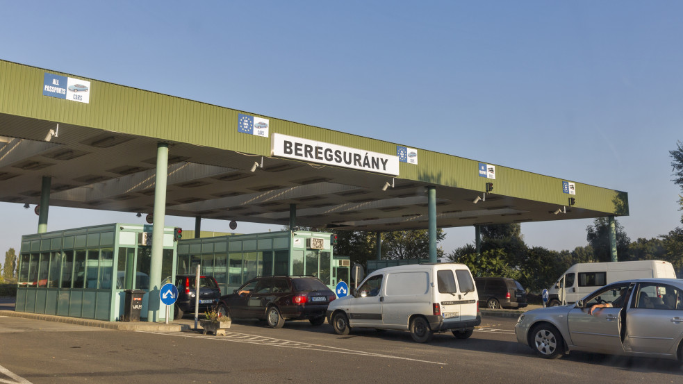Több százan lépték át gyalogosan az ukrán-magyar határt a bőröndjüket cipelő kárpátaljaiak
