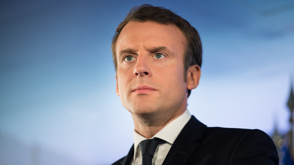 Macron biztos, ami biztos lecseréli a telefonját és a telefonszámát a Pegasus-botrány miatt 