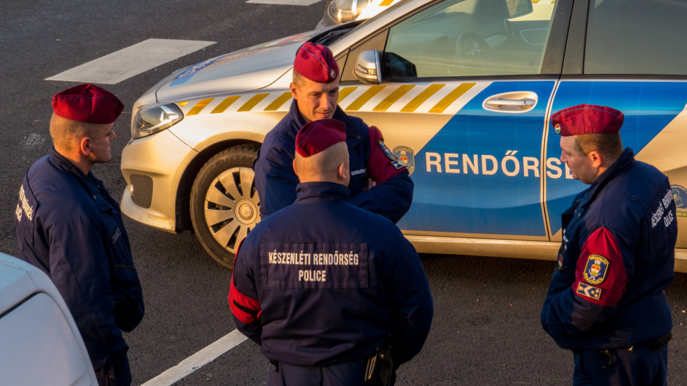 Gázfegyverrel támadt a rendőrökre, a TEK-esek lelőtték