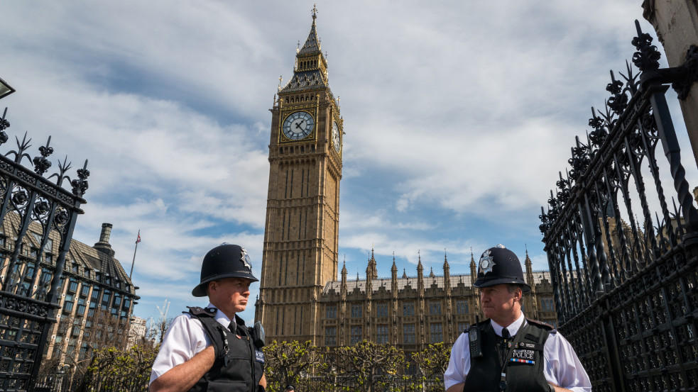 Drogkereső kutyákat vethetnek be a brit parlamentben 