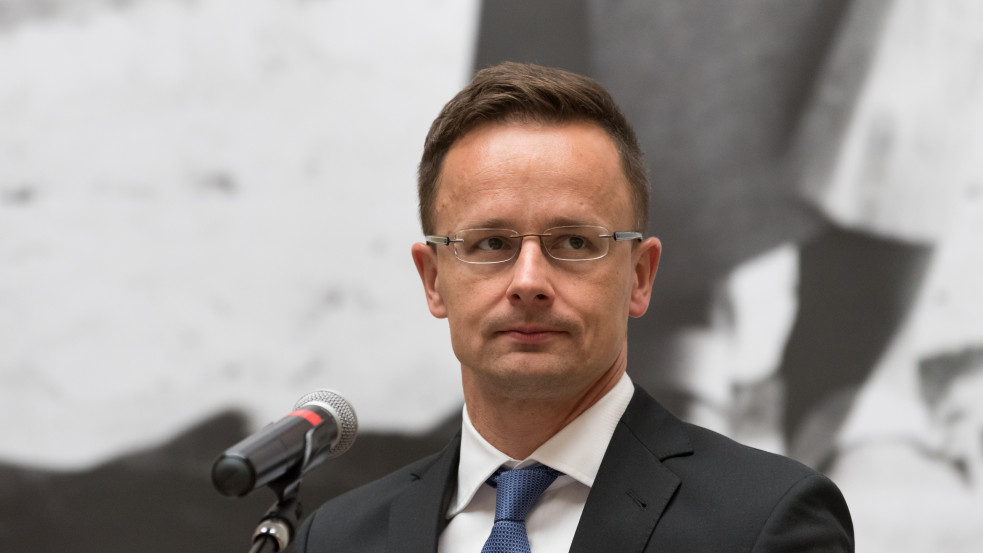 Szijjártó: ideológiai úthenger áll Magyarországgal szemben, ami felsőbbrendűnek minősíti a különböző összetételű együttéléseket