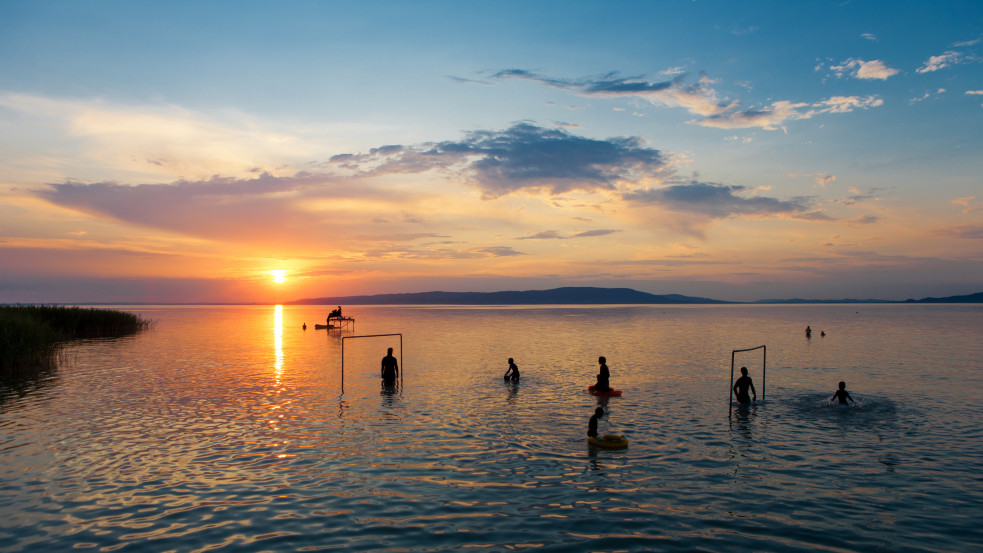 A héten 20 fokosra melegszik a Balaton és a Velencei-tó, nemsokára fürdeni is lehet bennük