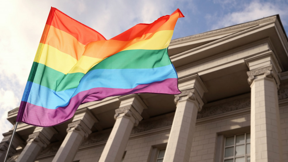 Pert nyert egy homoszexuális drámatanár az őt kirúgó katolikus iskola ellen