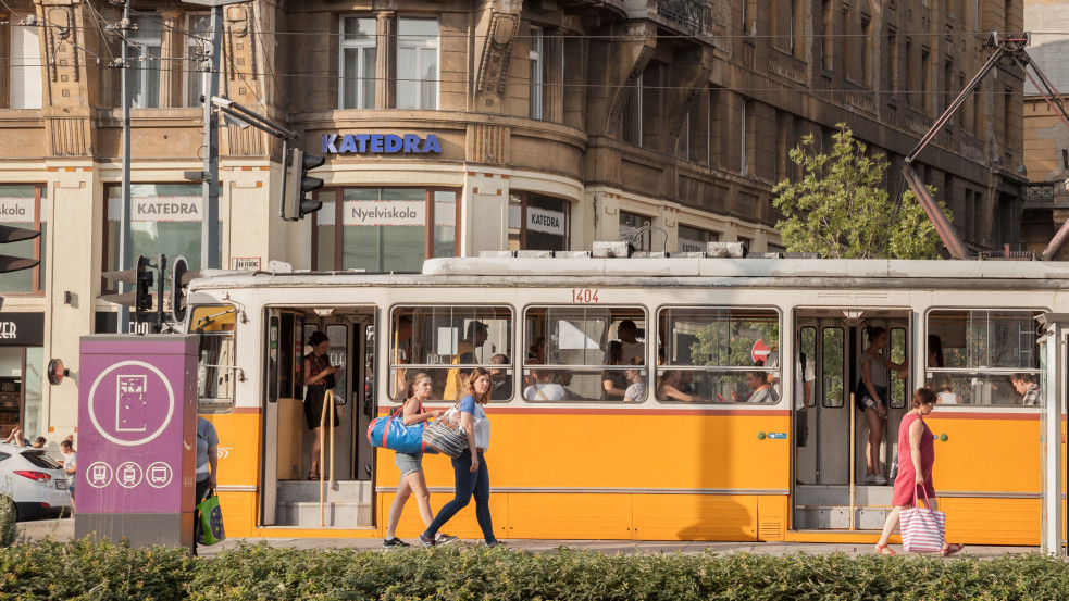 Alig több, mint 6000 oltott hiányzik ahhoz, hogy eldobhassuk a maszkokat - itt vannak az enyhítés részletei