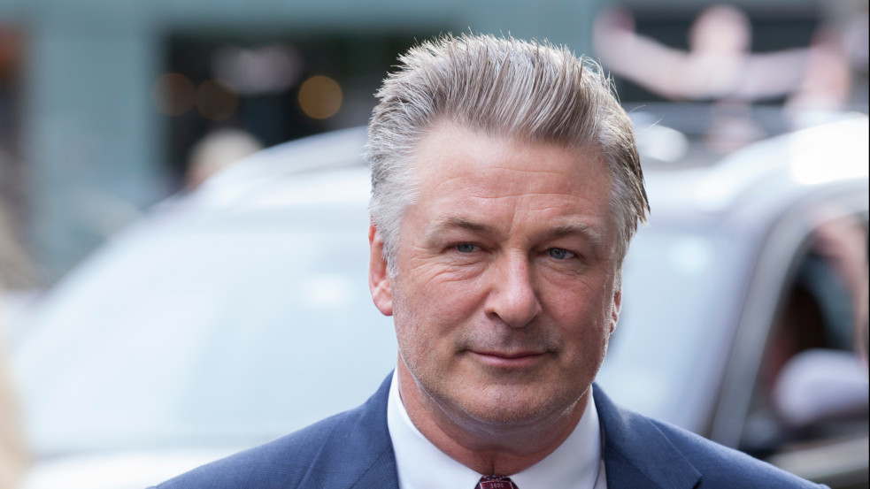 Véletlen lelőtt egy operatőrt és megsebesítette a rendezőt Alec Baldwin 