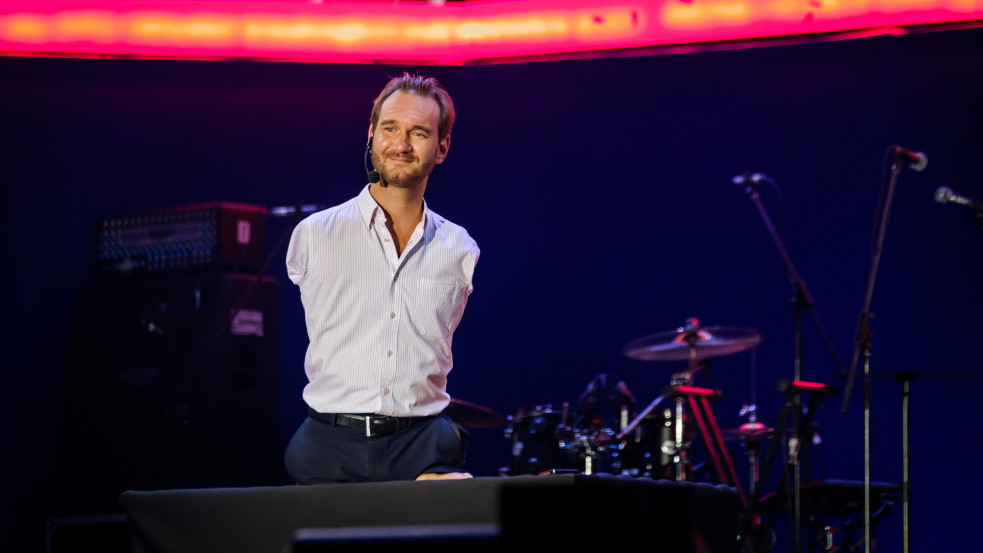 Kémkedő drón és elrejtett gránát: rengeteg támadást kapott Nick Vujicic, amiért ProLife bankot alapított