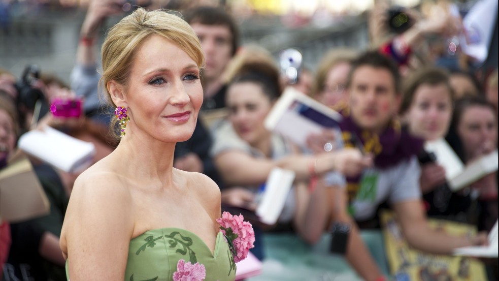 Ömlenek a halálos fenyegetések: már az otthonánál is zaklatják a transzaktivisták J.K. Rowlingot
