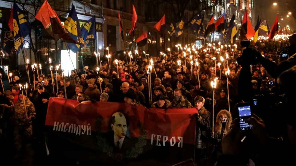 Ukrajnában nyíltan ünneplik a tömeggyilkos parancsnokot