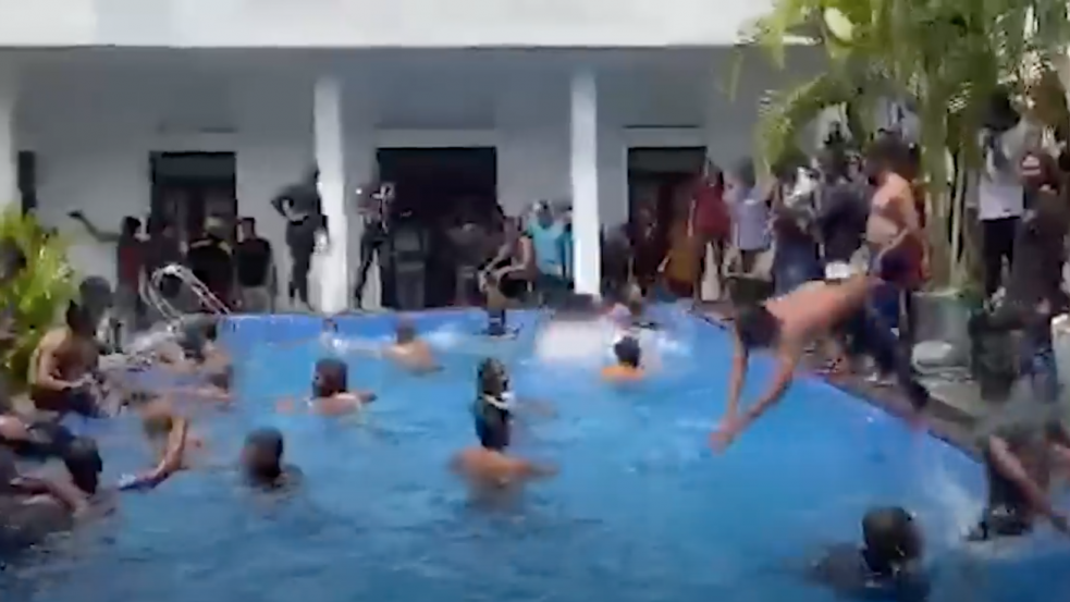 Tüntetők törtek be az elnöki rezidenciába Srí Lankán, és ha már ott voltak, medencéztek is egyet