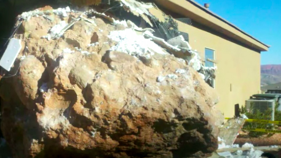 „Isten velem van” - óriási szikla csapódott egy hawaii nő otthonába, hajszálon múlt az élete - videó