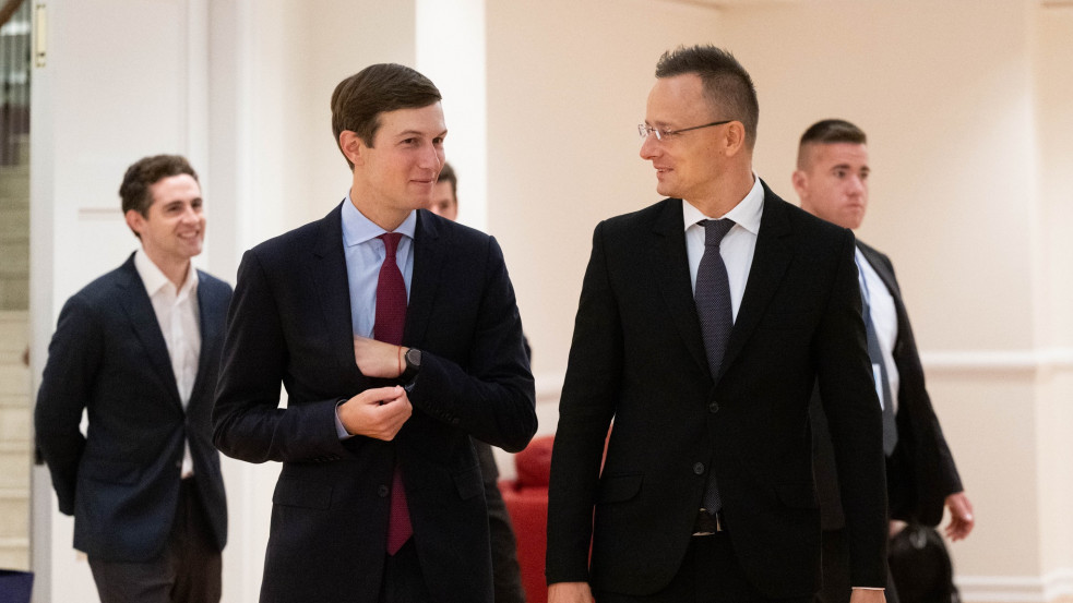 „Először mindig Pétert hívtam fel” – Szijjártó kitüntette Donald Trump vejét