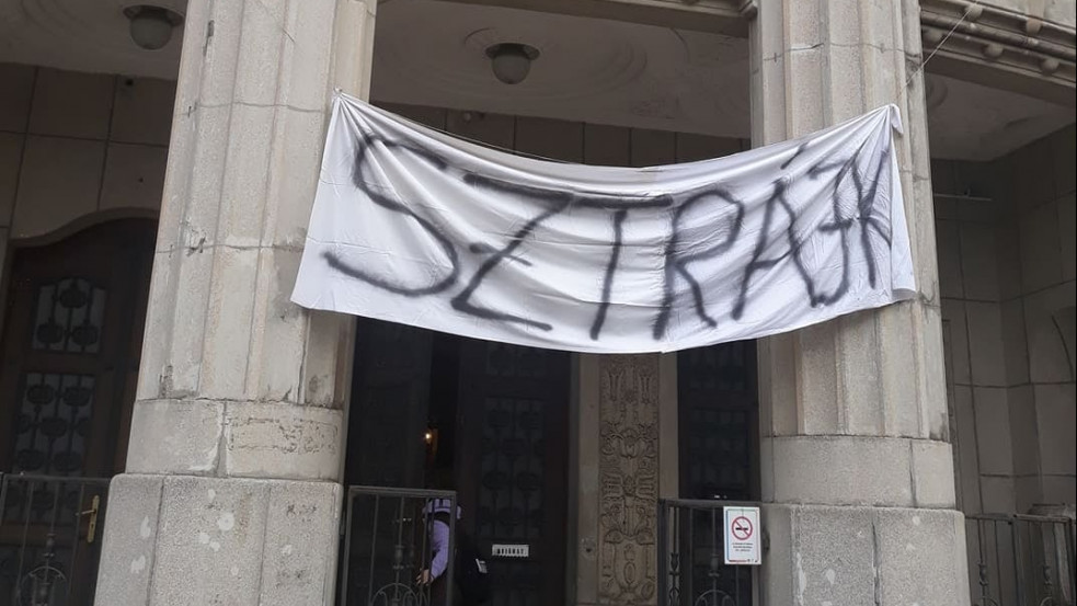 Sztrájkolnak a pedagógusok: Úgy tudni, hogy a vártnál többen szüntették be a munkát