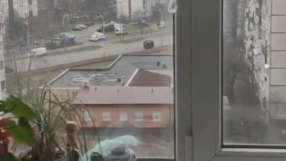 (+18) Dermesztő videó: tank hajt keresztül egy civil autón