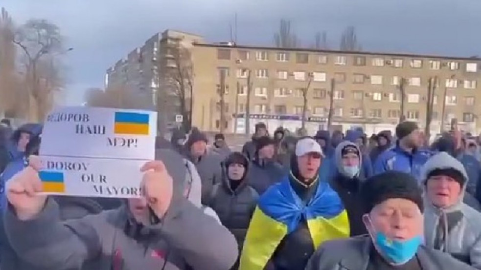 Több ezer fős tömeg tüntetett Melitopolban a városháza előtt a polgármester állítólagos elrablása miatt