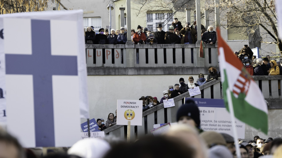 A Fidesz leszögezte: amíg övék a többség, addig senkit sem hurcolhatnak meg a Biblia idézéséért Magyarországon