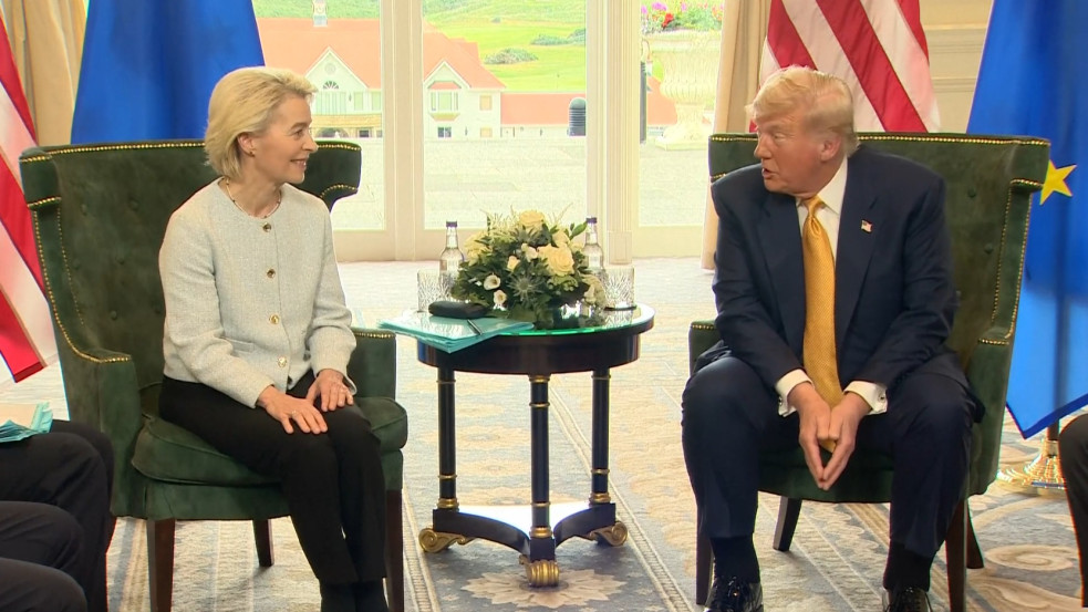 Vámmegállapodást jelentett be Von der Leyen és Trump Skóciában