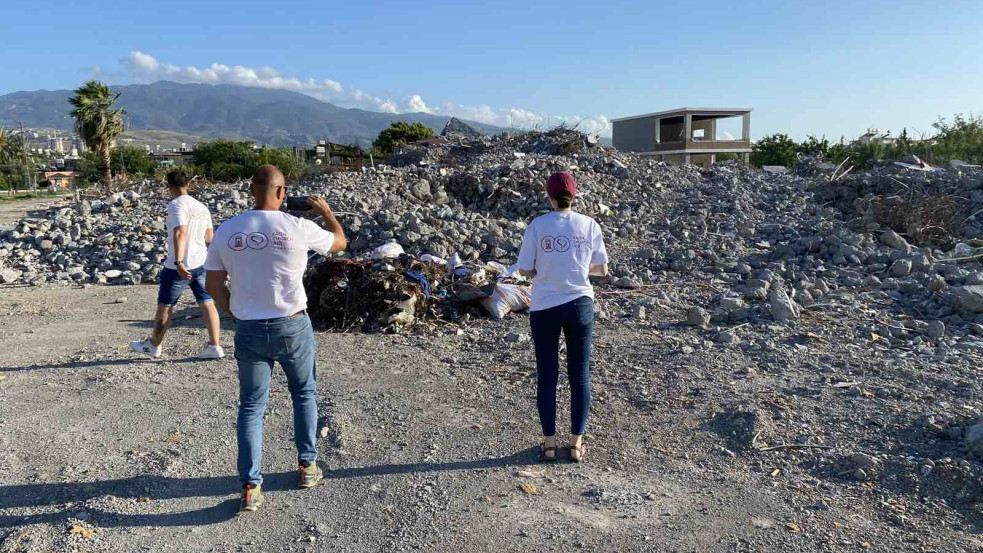 Szívszorító történetek: a törökországi földrengés helyszínén segített a Hit Gyülekezete Szeretetszolgálata