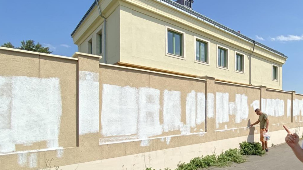 Gyalázkodó graffitivel rongálták meg a Hit Gyülekezete falát - kép