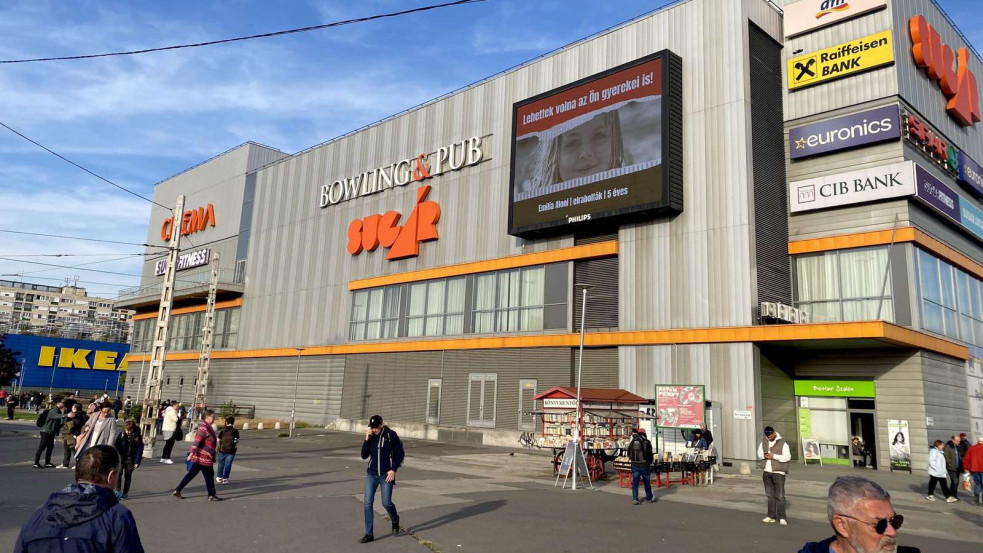 Óriásképernyő üzente az Örs Vezér téren: az Ön gyermekei is lehettek volna ezek az izraeli túszok!