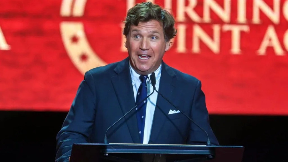 „Humuszevő gyilkosokról” beszélt Tucker Carlson a Kirk-megemlékezésen