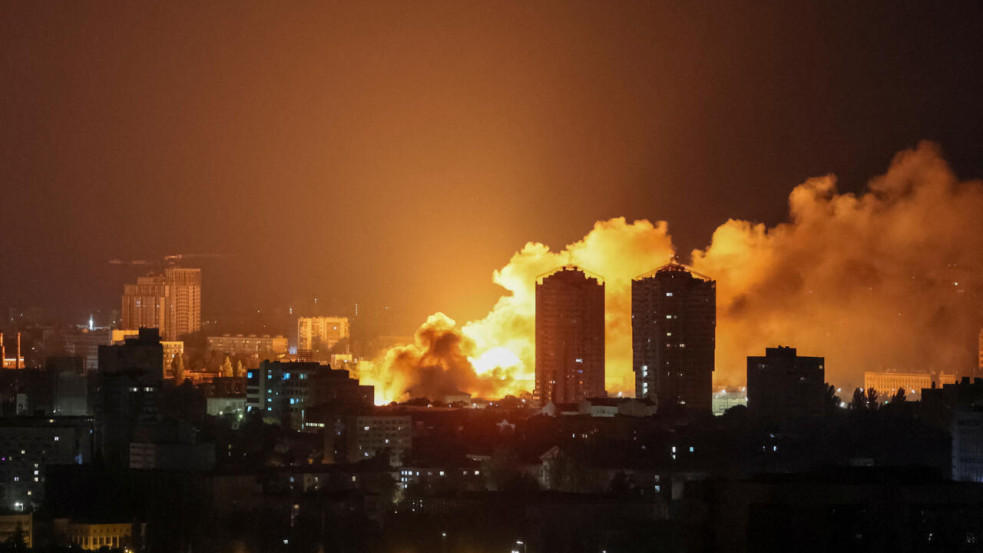 Kaotikus tárgyalások: Naponta átírják Trump béketervét