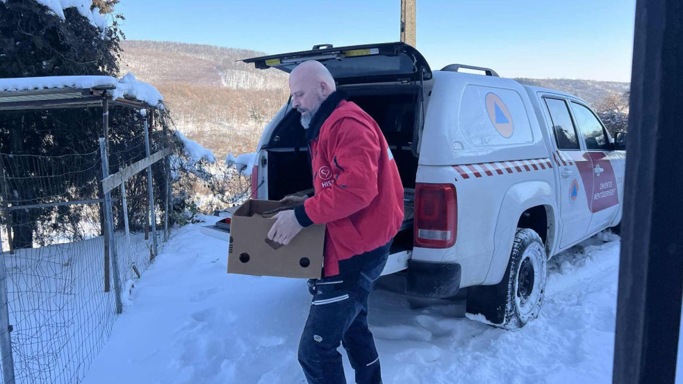 Tűzifával segít a Hit Gyülekezete Szeretetszolgálata a krízishelyzetbe került családokon