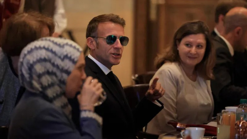 Ismét előkerült Macron rejtélyes napszemüvege
