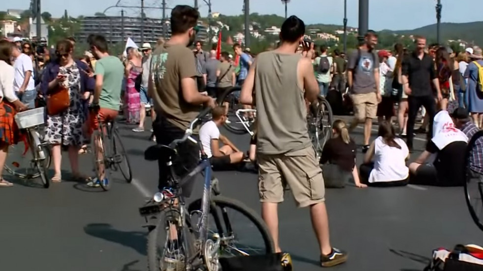 Feloszlatták a tüntetést a Margit hídon