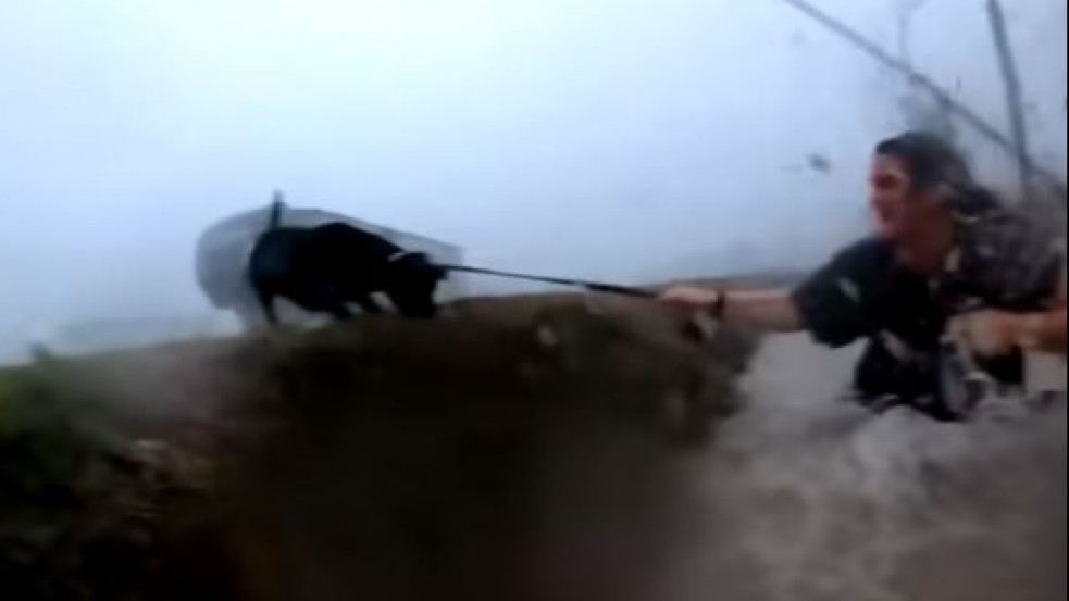 Videó: vizesárokban élte túl a tornádót egy pár Texasban