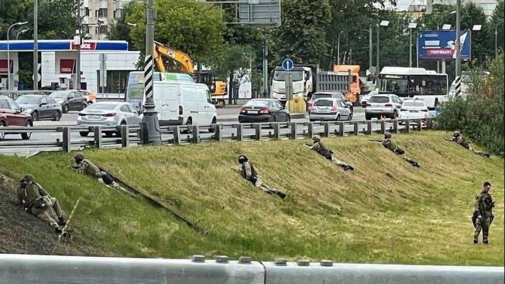 Tömegek menekülnének Moszkvából, elfogytak a repjegyek, pletykák szerint Putyin is elhagyta a várost