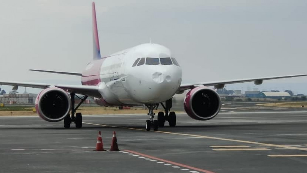 Utasok rémálma: Leszállás közben kapta el a jégeső a Wizz Air gépét, csúnyán összezúzta a repülőt