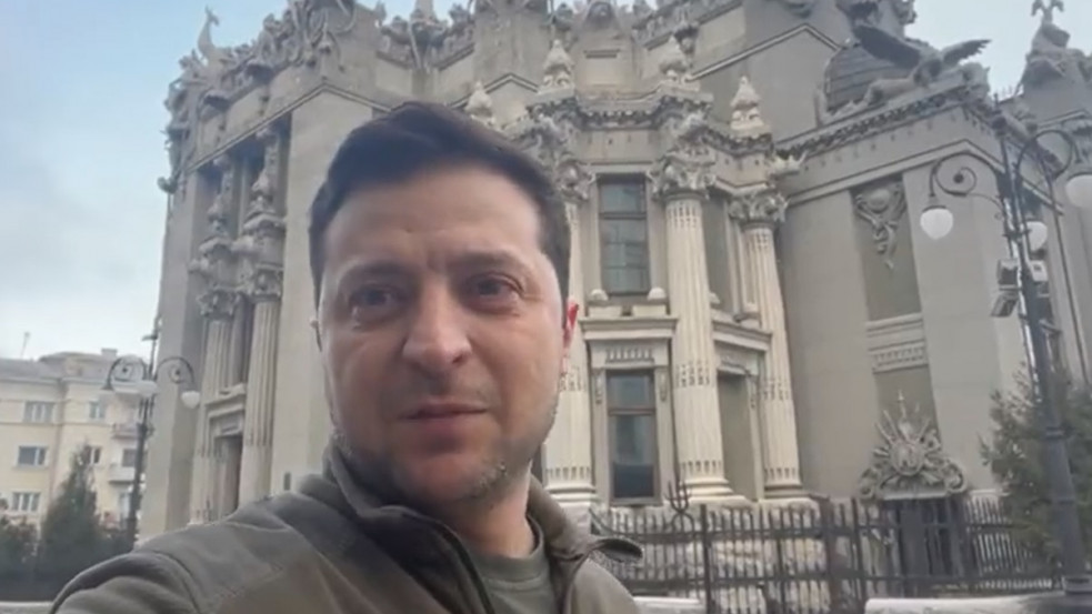 "Lőszerre van szükségem, nem fuvarra" - hiába akarják kimenteni az amerikaiak, Zelenszkij marad Kijevben